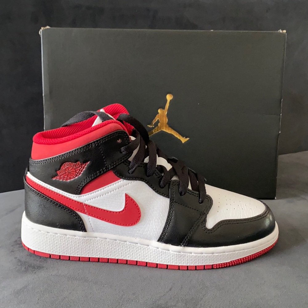 Air Jordan 1 MID